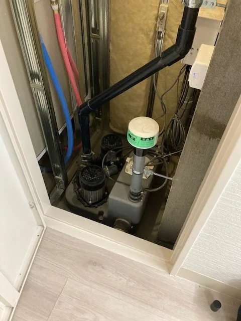 サニコム2施工事例地下シャワー室と洗面台－配管例