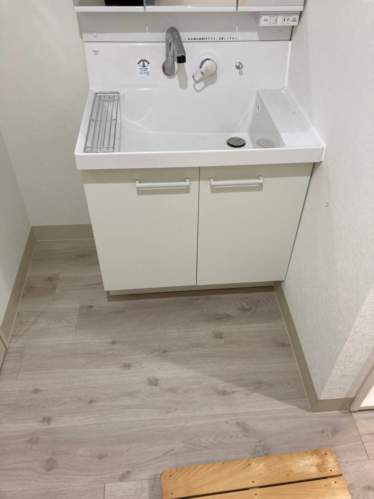 サニコム2施工事例地下シャワー室と洗面台－手洗い場